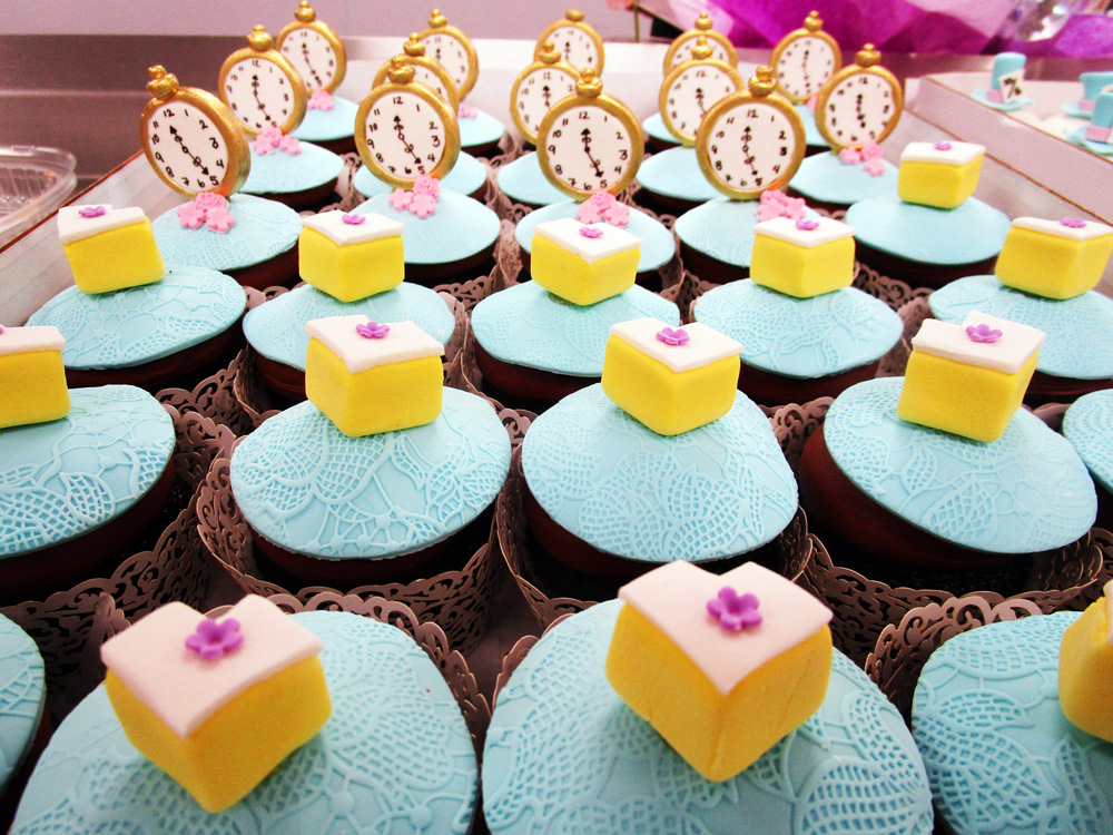 Alice-in-Wonderland-Cupcakes